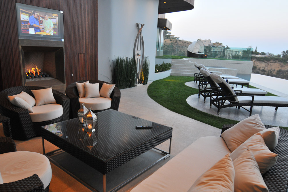 9305 Nightingale outdoor tv and fireplace